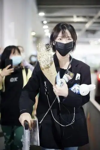 赵粤清爽短发不失女人味黑色西装搭配牛仔裤甜甜酷酷的小姐姐