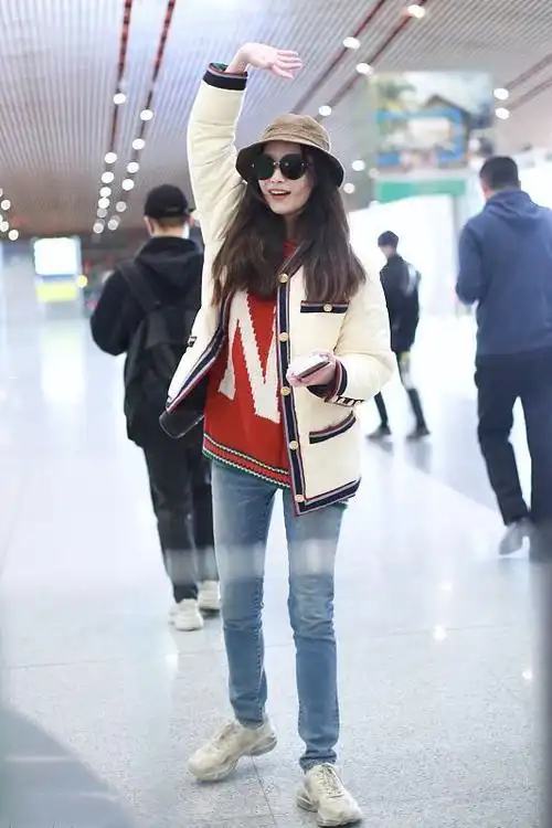 倪妮的时尚真挺洒脱的,随性的搭配很简约,真是没有明星架子