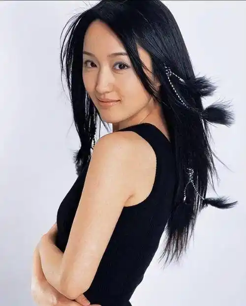 杨钰莹首登春晚,美貌惊艳编播,工作人员惊呆,美得令人难以置信_音乐