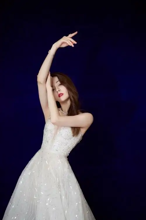 迪丽热巴生图老十岁蓝色人鱼裙领子开到肚脐眼真是性感尤物