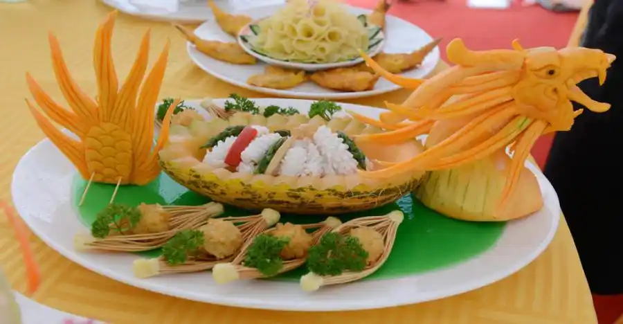 郑州举行厨王争霸赛 厨师大腿上表演切丝