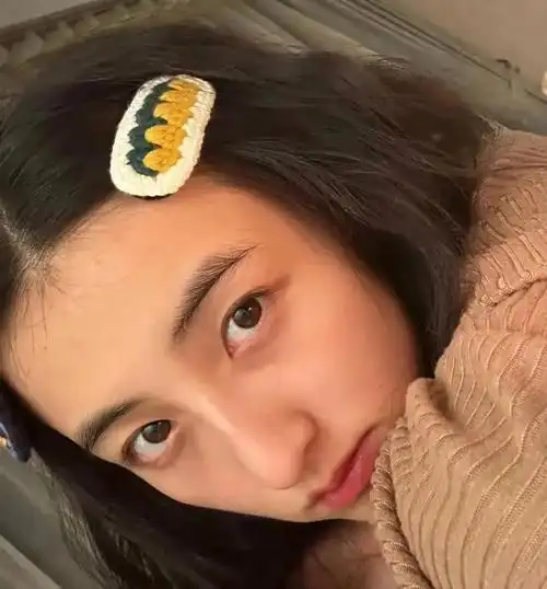 张子枫,这位中国的演员,因其甜美的外貌和多才多艺的才艺,一直受到