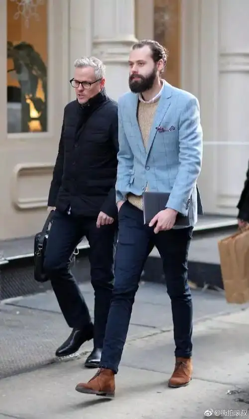 或许在中国很难以见到,穿着格子西装手拿笔记本还留这么大胡子的男士