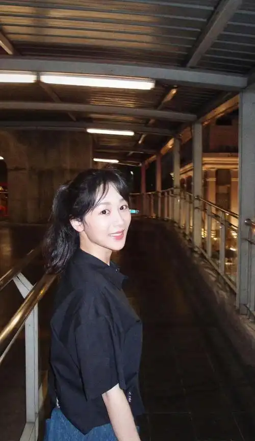 杨紫晒出了自己旅行的照片,素颜瘦了不少.-票房剧透网