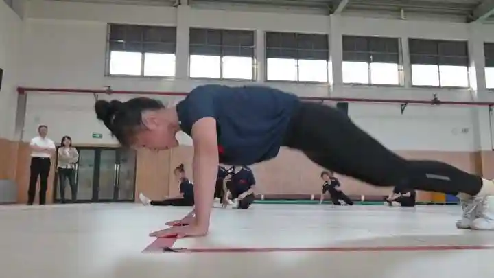 杭州小学生花式俯卧撑炫爆网络背后是孩子的微笑和汗水