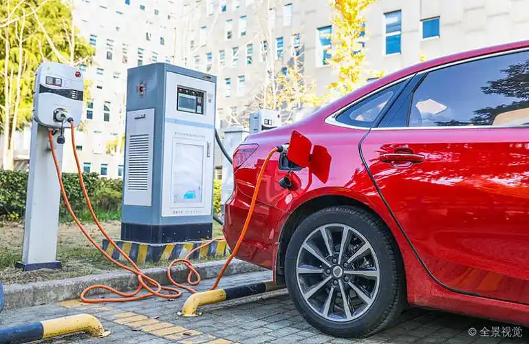 新能源汽车充电站和正在充电的电动汽车特写
