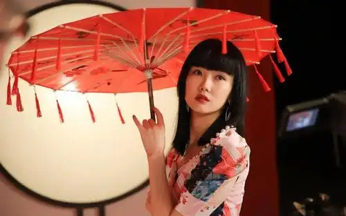 兼具东西方气质的独特魅力_黄龄