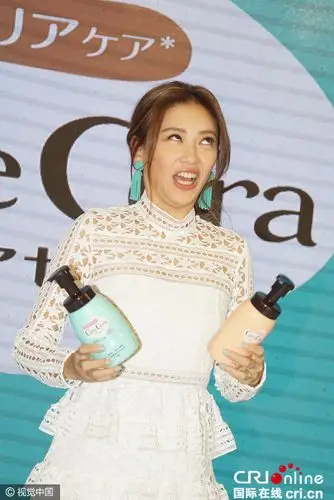 应采儿一袭白裙亮相秀美腿歪嘴卖萌不顾形象组图