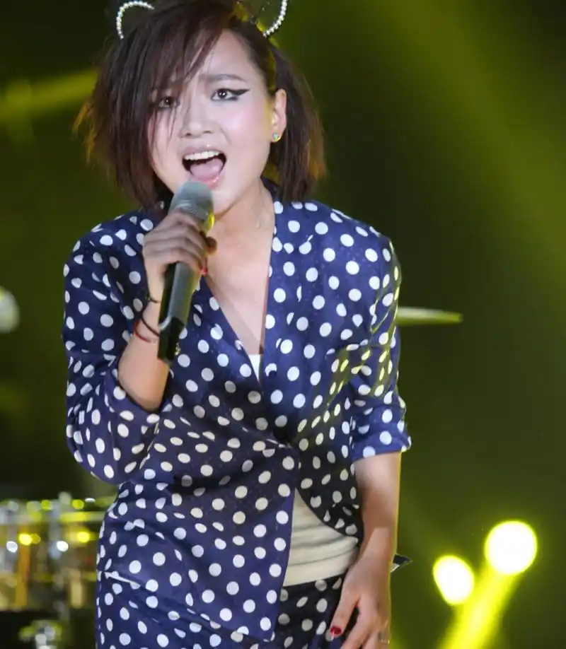 周笔畅赤脚穿睡衣以猫女造型亮相,十分俏皮可爱.