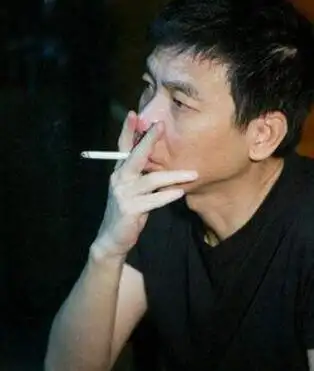 徐帆曾经在一期节目中说过冯小刚他一年到头都在工作,而且常的抽烟