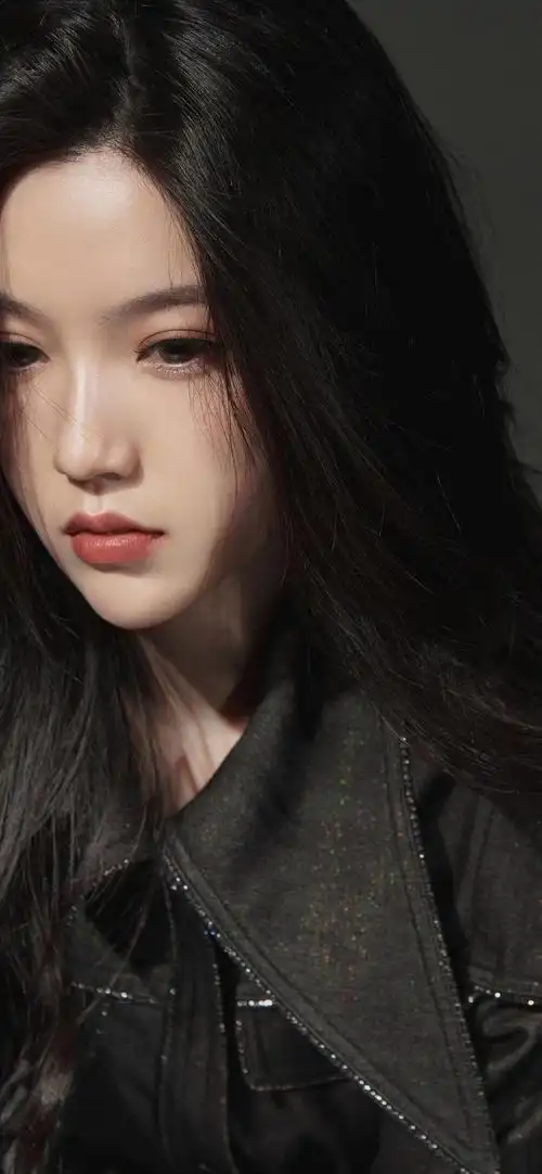 黑色背景美女唯美图片