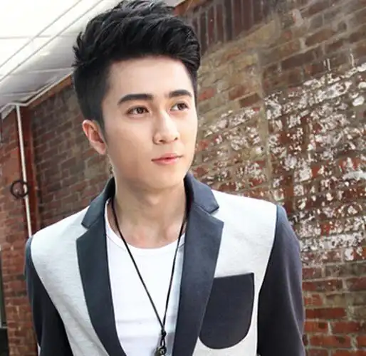 莫西干式飞机头短发图片两侧剃光帅气清爽