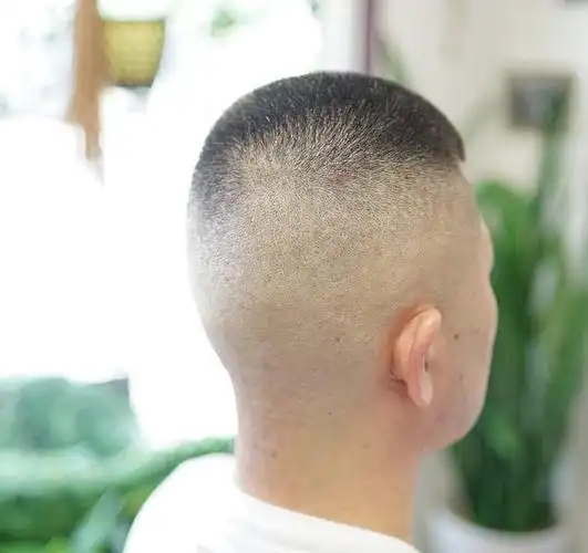 男人剪发变得更加的频繁,都想让自己清凉一些,今年夏天这些男士发型都