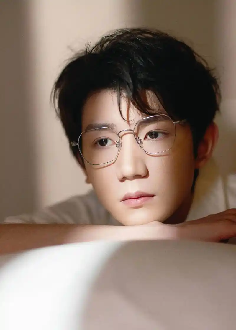 倩碧亚太区品牌代言人王源.意趣空间,融洽无间,王源身着白色衬 - 抖音