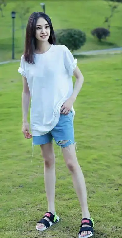 91年郑爽私服穿搭,简约t恤 牛仔裤清新少女,减龄与时髦两不误!