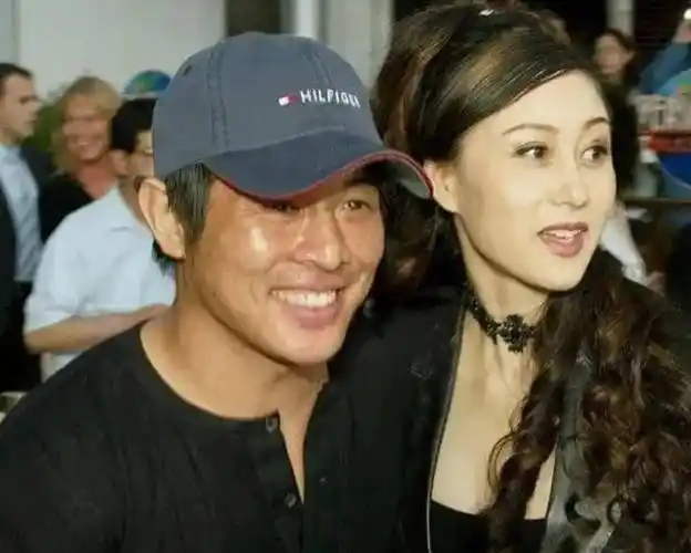 李连杰全家拜寺庙,62岁利智露面,短发暴瘦,容貌大变认不出_女儿_气质