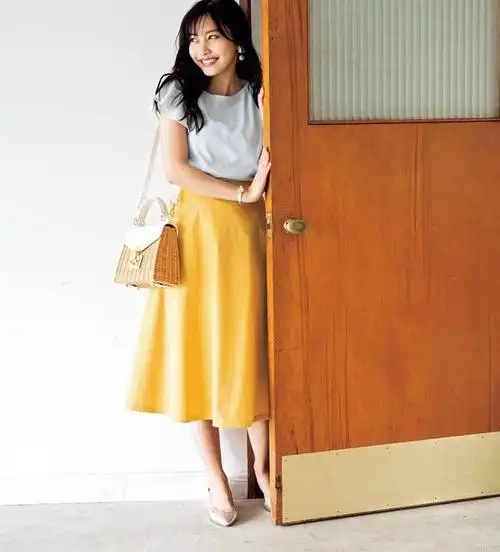 黄色裙子如何穿才更显气质这几种搭配方式是夏日的选择