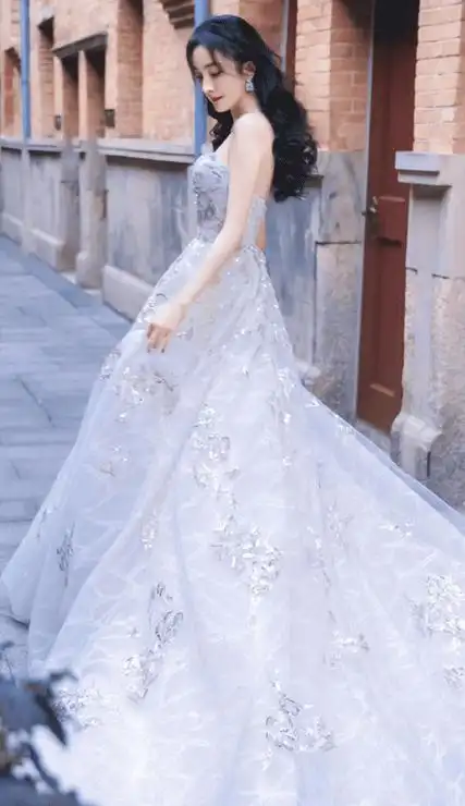 676767仙气爆棚的杨幂好看的婚纱壁纸 有些事情只有你一个人在