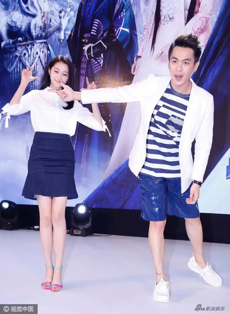 组图:关晓彤雪白长腿抢镜 与张若昀甜蜜喂食_高清图集_新浪网