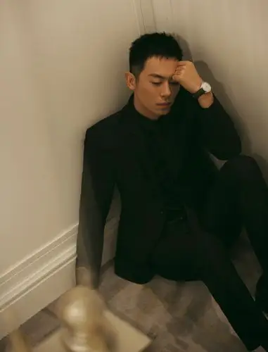 朱亚文黑色西装亮相活动新剧造型撞脸收纳盒反问我方吗