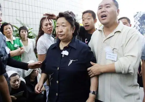 组图高秀敏遗体告别赵本山宋丹丹惜别好友