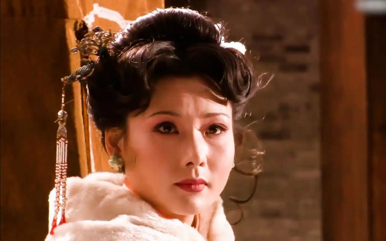 何赛飞在电视剧《大宅门》中出演杨九红时不过37,8岁,正是女人的成熟