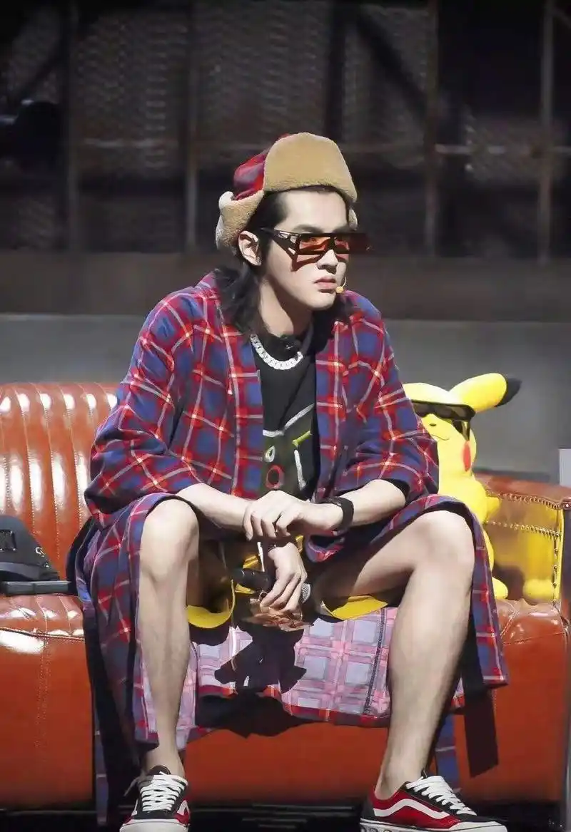 吴亦凡挑战光头强造型,戴上极具东北特色的帽子,竟也能这么帅气