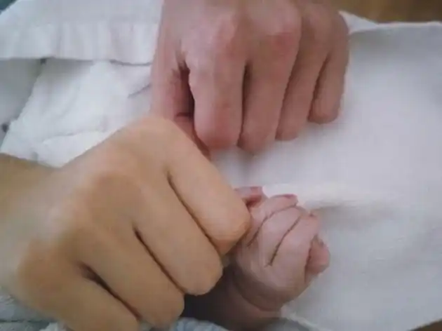 一家三口手合影