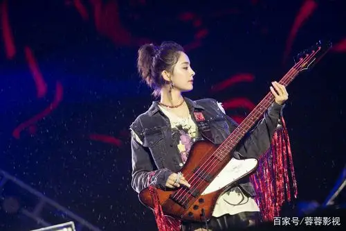 top8-古力娜扎,和迪丽热巴很像,《缝纫机乐队》里的高冷完全吸引了我.