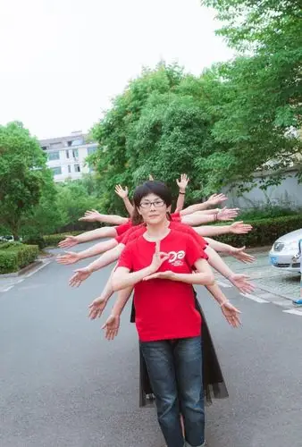 现将以后聚会可参考摆拍的姿势编辑出来,供同学们对照学习