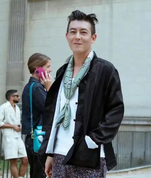 陈冠希也爱国风装配丝巾时尚感足独特发型成亮点脸却不帅了