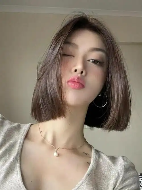 这是一种简约而优雅的发型,长度一般在肩膀或者锁骨处,可以突出你的