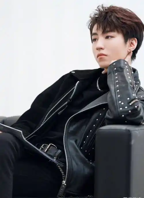 王俊凯把"混搭风"穿火了,长袖外套配短裤,帅气得让人忽略年龄