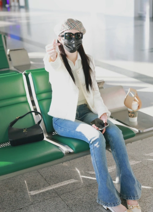 徐璐机场路透照释出修身喇叭裤展现优越腿长复古精致的时髦女孩