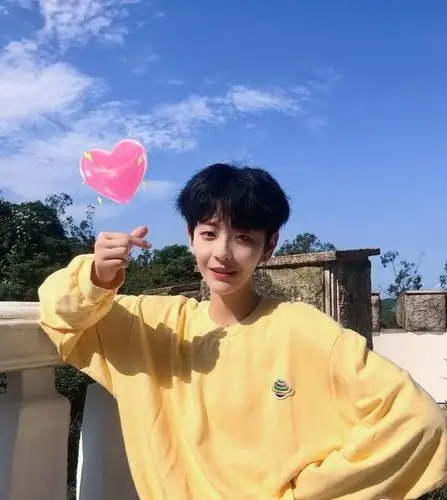 创造营2020最帅女生刘梦黄色头发搭配蓝色短袖满满少年感