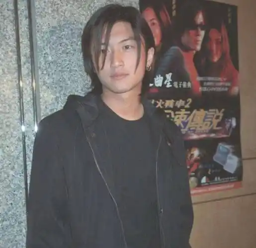 有种"冻龄cp"叫谢霆锋王菲,回归19岁三七分发型,毫无变化