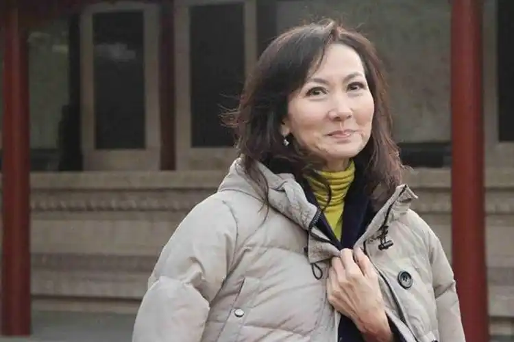 小青的扮演者("小青"陈美琪:21岁嫁豪门,28岁终身不孕,关之琳欠她一句