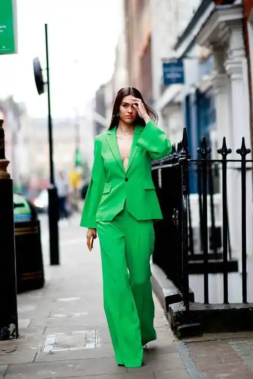 推荐墨绿色或者深绿色,这种成熟的绿反而更好穿,更能体现穿着者的内涵