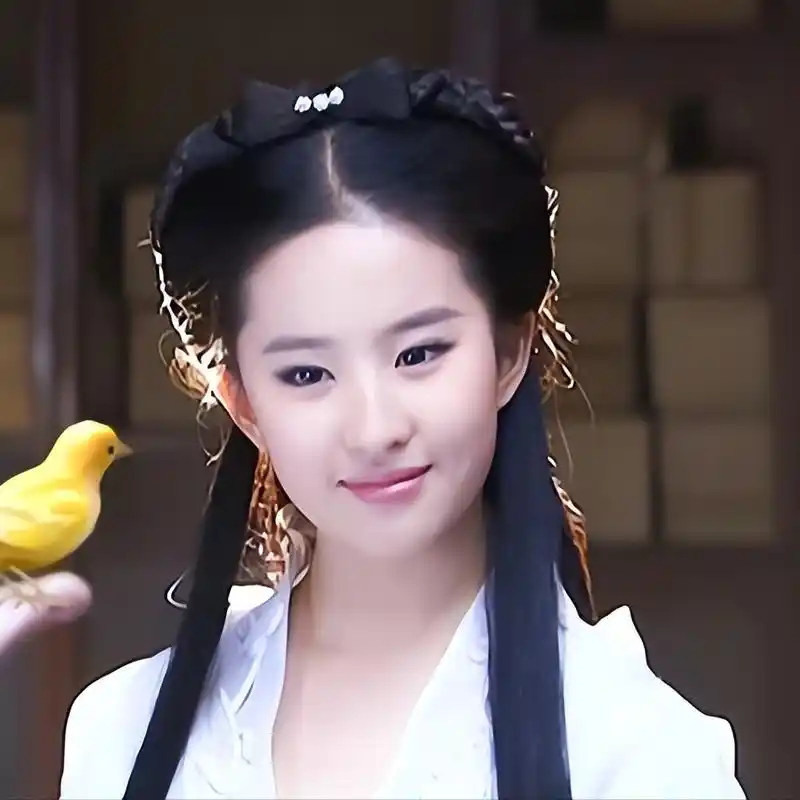 刘亦菲原名安风,生父母在她很小时就离婚了.