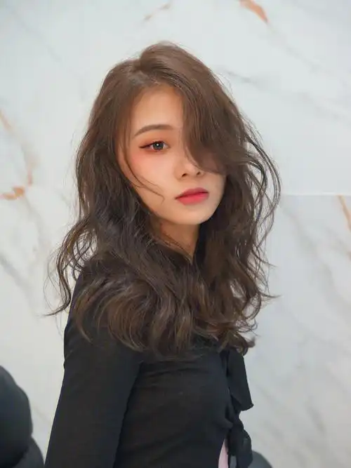 2021春夏烫发推荐 现在比较流行的中长发烫发造型基本都在图片里