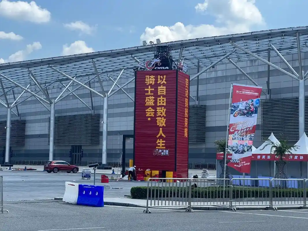 摩有力记者来到了摩博会现场～今天展商们搭建展位 都好好看 更 - 抖