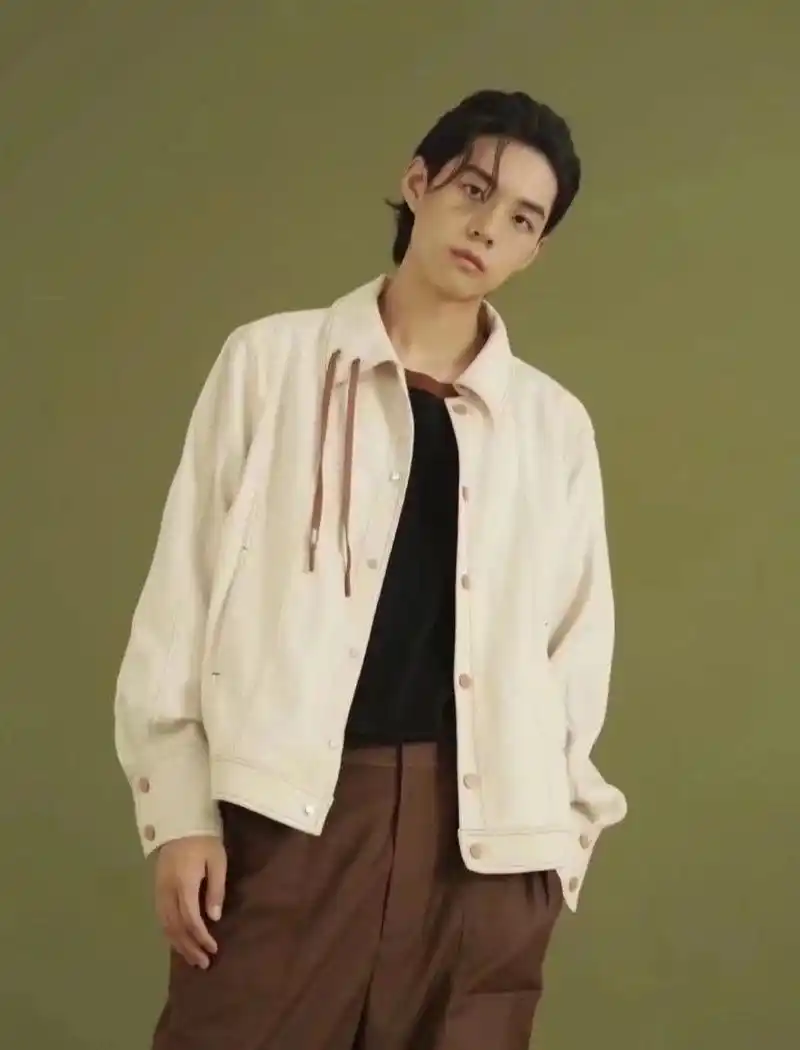 男生扎辫子发型 一个偏中性风格的造型,男女都可以 两边的头发没有修