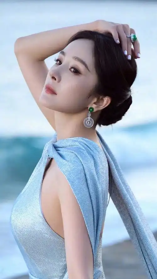 杨幂给小糯米买玩偶