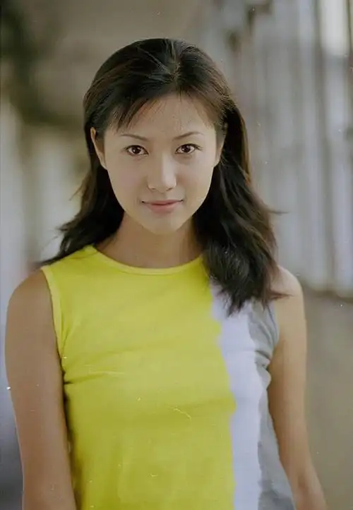 徐静蕾少女时期照片穿黄衣青春可爱有刘海轻盈灵秀