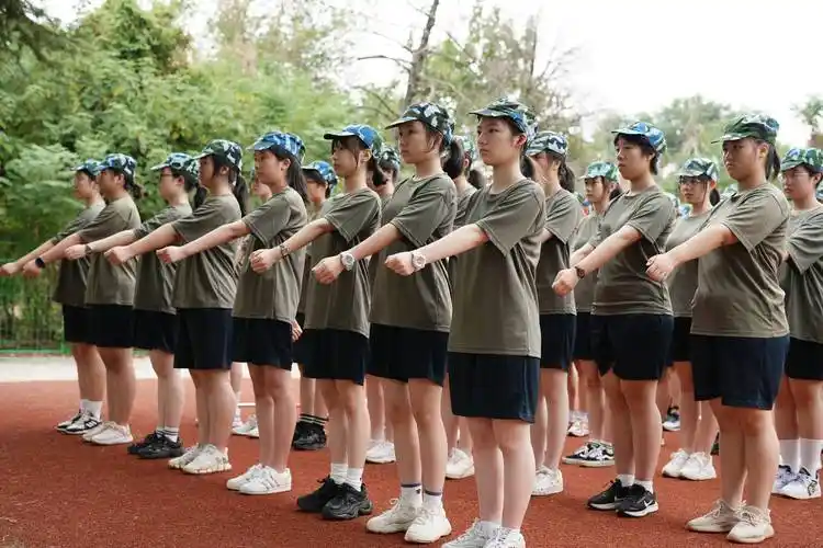 南京市燕子矶中学2022级新生军训纪实_训练_内务_国防观念