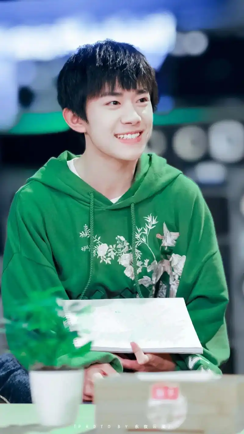 易烊千玺 平行线也会在未来的某一点相交 就像你和你的偶像终 - 兑趑