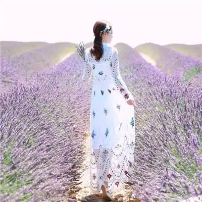 最新版2020女生小清新背影花海头像我能给你一场不分手的恋爱