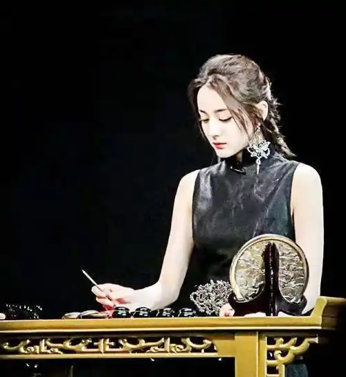 迪丽热巴身穿黑色旗袍,搭配钻饰单边大耳坠,尽显古典美人气质