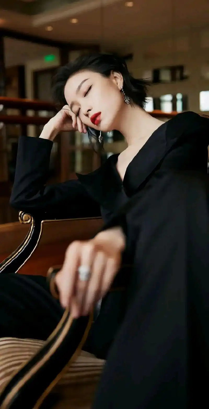 倪妮一袭黑装性感妩媚,韵味十足,令人赏心悦目