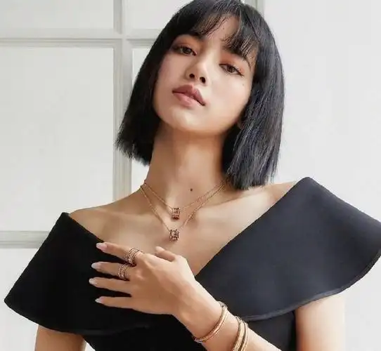 lisa的黑茶色短发超显白